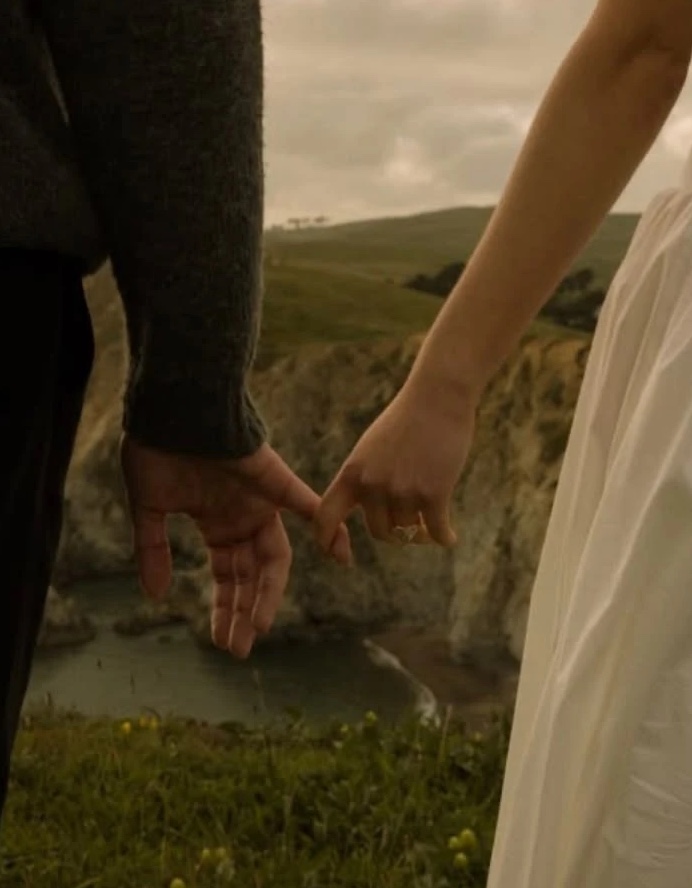 Lucía y Martín de la mano frente al mar