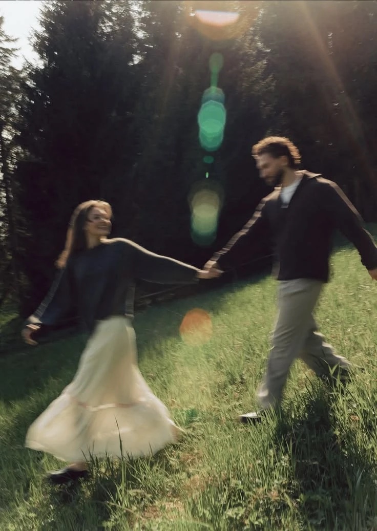 Lucía y Martín de la mano corriendo por un prado